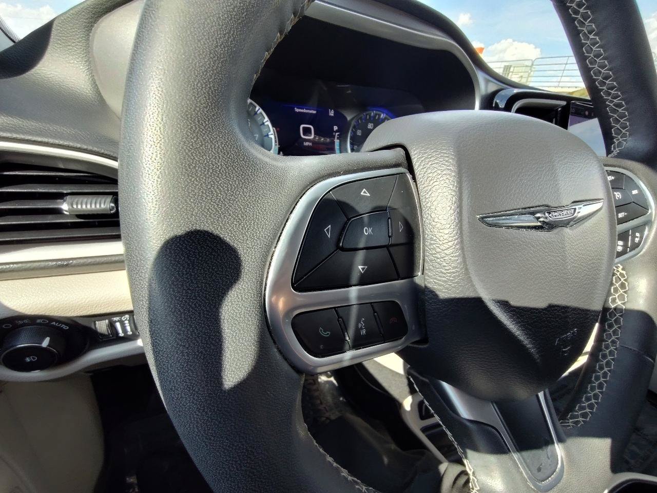 Used 2023 Chrysler Pacifica Touring-L FWD image 19