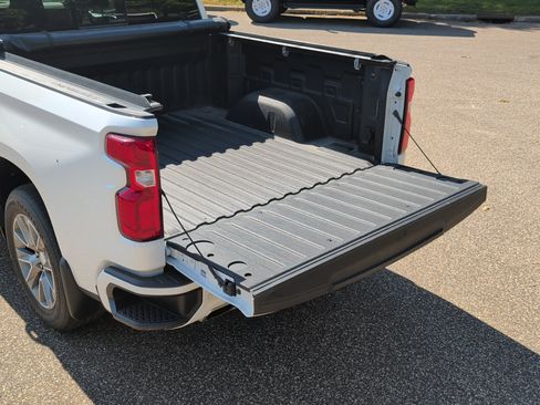 Used 2019 Chevrolet Silverado 1500 High Country w/ Technology Package AWD/4WD image 18