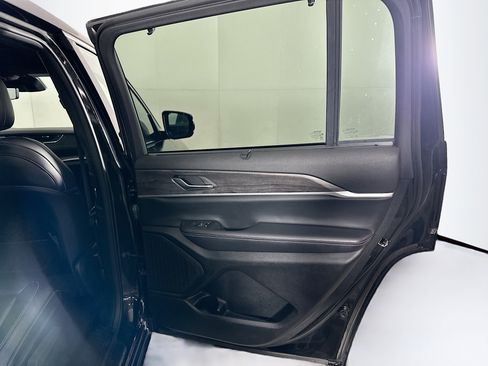 Used 2024 Jeep Grand Cherokee L Limited w/ Luxury Tech Group II image 32