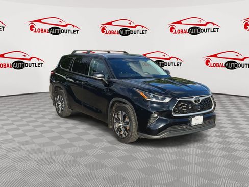 Used 2021 Toyota Highlander XLE AWD/4WD image 2