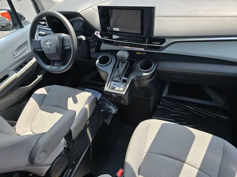 Used 2026 Toyota Sienna LE FWD image 33
