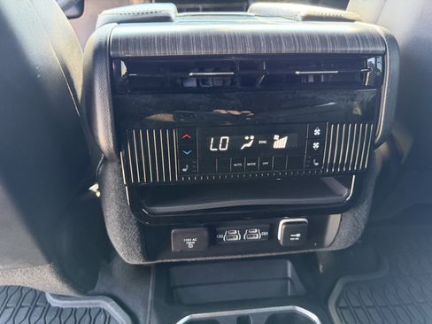 Used 2024 Jeep Wagoneer Series II AWD/4WD image 25
