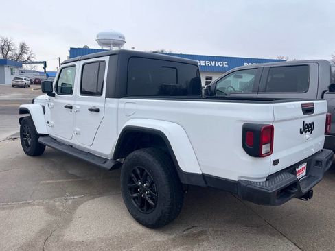 Used 2022 Jeep Gladiator Sport image 8