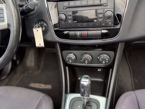 Used 2012 Chrysler 200 Touring FWD image 28