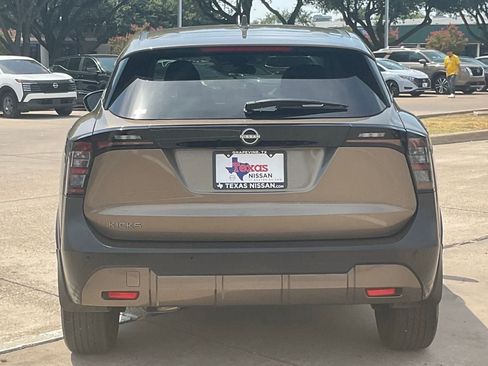 Used 2025 Nissan Kicks SV FWD image 5