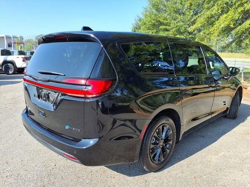 Used 2024 Chrysler Pacifica Limited image 16