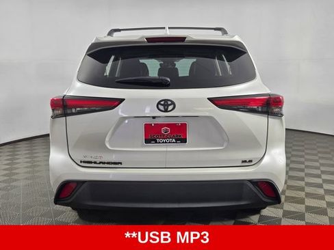 Used 2022 Toyota Highlander XLE FWD image 7
