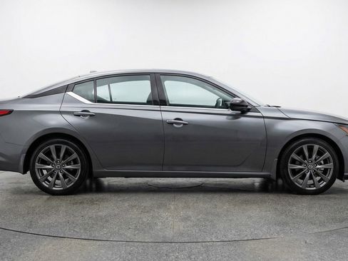 Used 2025 Nissan Altima 2.5 SV FWD image 11