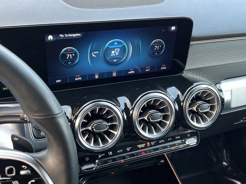 Certified 2022 Mercedes-Benz GLB 250 4MATIC image 19