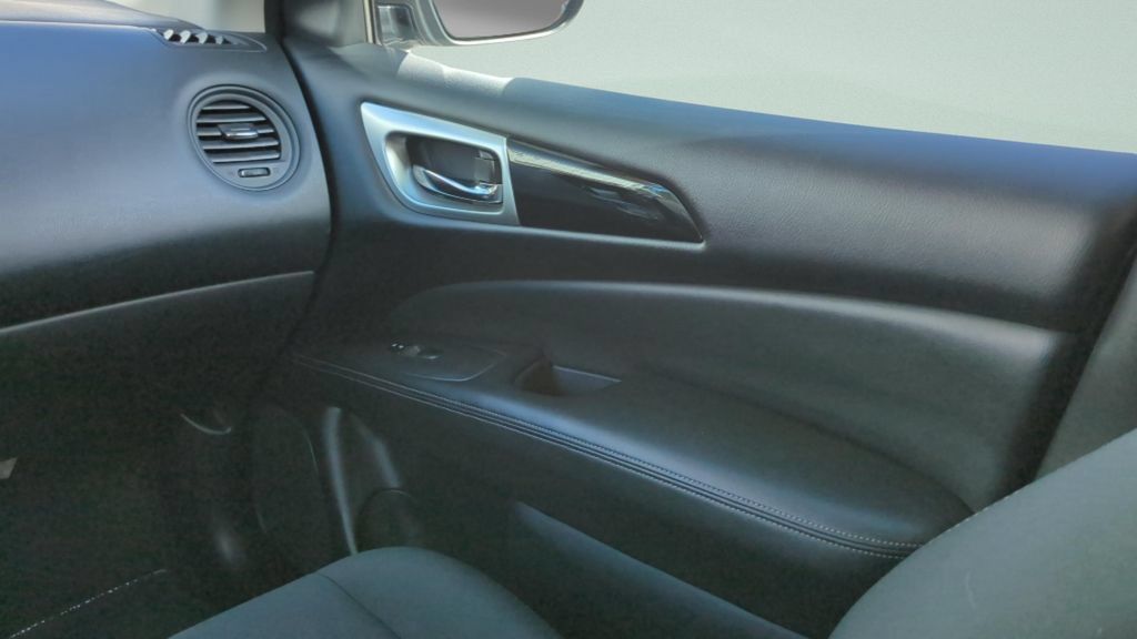 Used 2020 Nissan Pathfinder S FWD image 15