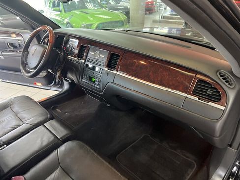 Used 2009 Lincoln Town Car Signature Limited image 22