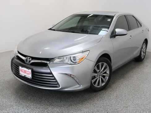 Used 2016 Toyota Camry XLE w/ Moonroof Package FWD image 2