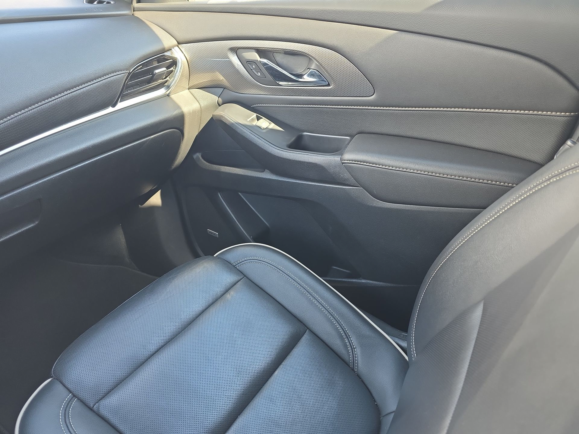 Used 2022 Chevrolet Traverse Premier AWD/4WD image 22