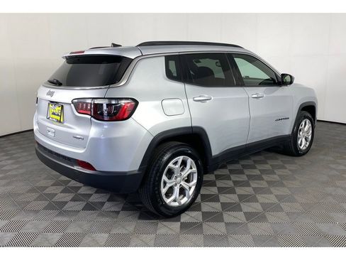 Used 2024 Jeep Compass Latitude image 18