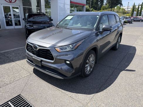 Used 2022 Toyota Highlander Platinum AWD/4WD image 2