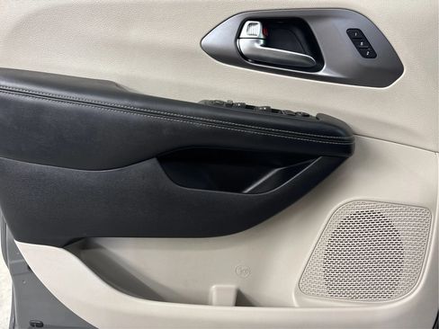 Used 2022 Chrysler Pacifica Touring-L FWD image 25