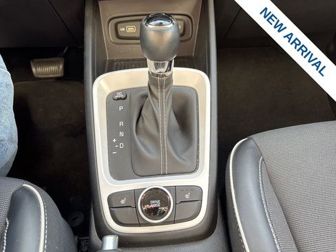 Used 2022 Hyundai Venue Limited image 26