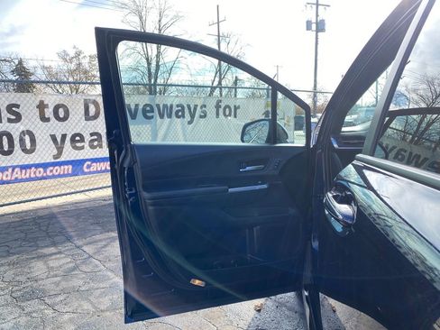 Used 2025 Toyota Sienna Platinum image 14