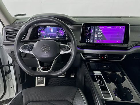 Used 2024 Volkswagen Atlas Peak Edition SE image 19