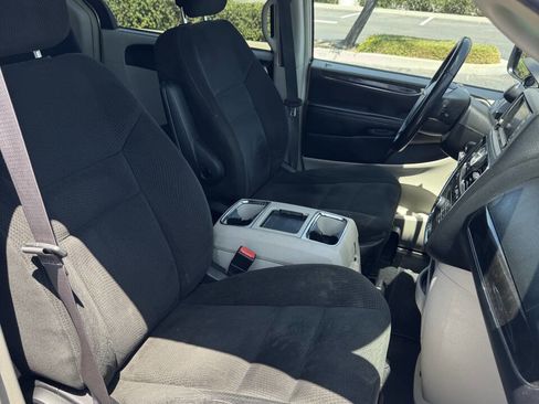 Used 2015 Chrysler Town & Country Touring FWD image 11