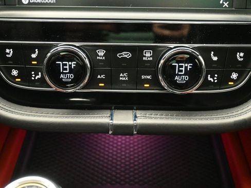 Used 2020 Bentley Bentayga image 18
