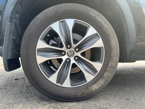 Used 2020 Toyota Highlander XLE image 17