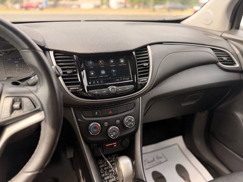 Used 2019 Chevrolet Trax LT w/ LT Convenience Package FWD image 17