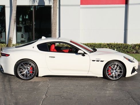 Used 2024 Maserati GranTurismo Trofeo image 9