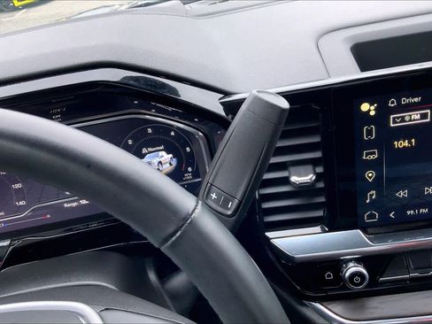 Used 2025 GMC Sierra 1500 SLT image 15