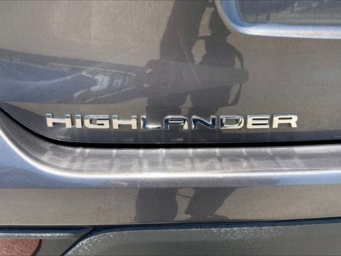 Used 2022 Toyota Highlander LE FWD image 10