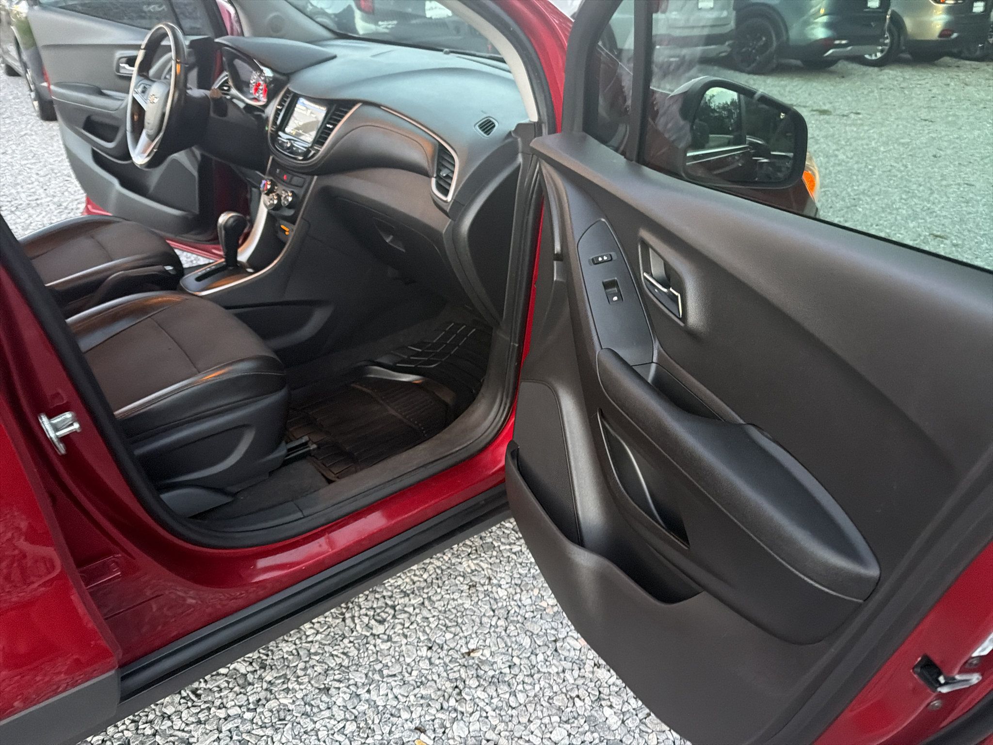 Used 2018 Chevrolet Trax LT w/ LT Convenience Package FWD image 24