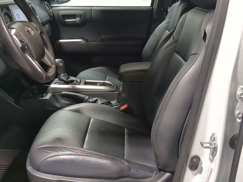 Used 2021 Toyota Tacoma Limited image 28