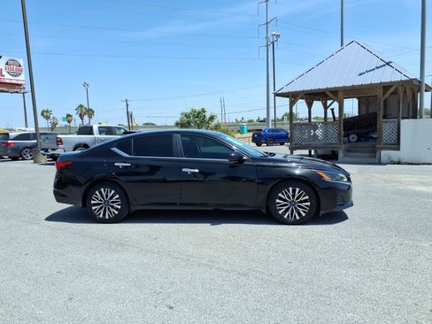 Used 2023 Nissan Altima 2.5 SV FWD image 9