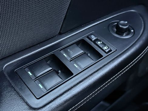 Used 2013 Dodge Avenger SE FWD image 22