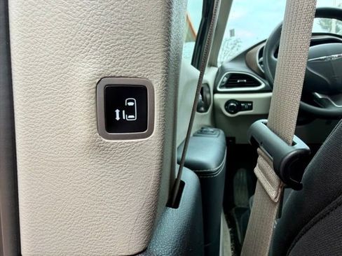 Used 2023 Chrysler Voyager LX FWD image 17
