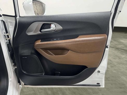 Used 2017 Chrysler Pacifica Limited image 39