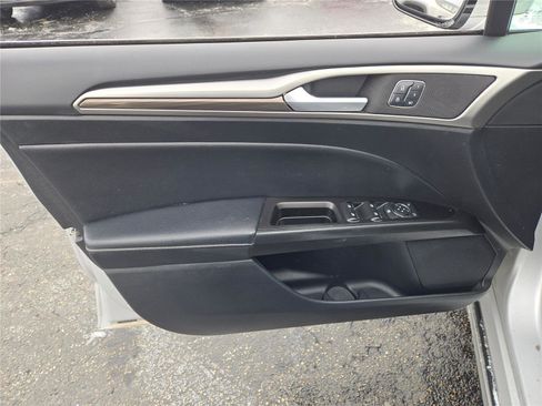 Used 2017 Ford Fusion SE w/ Fusion SE Technology Package image 21