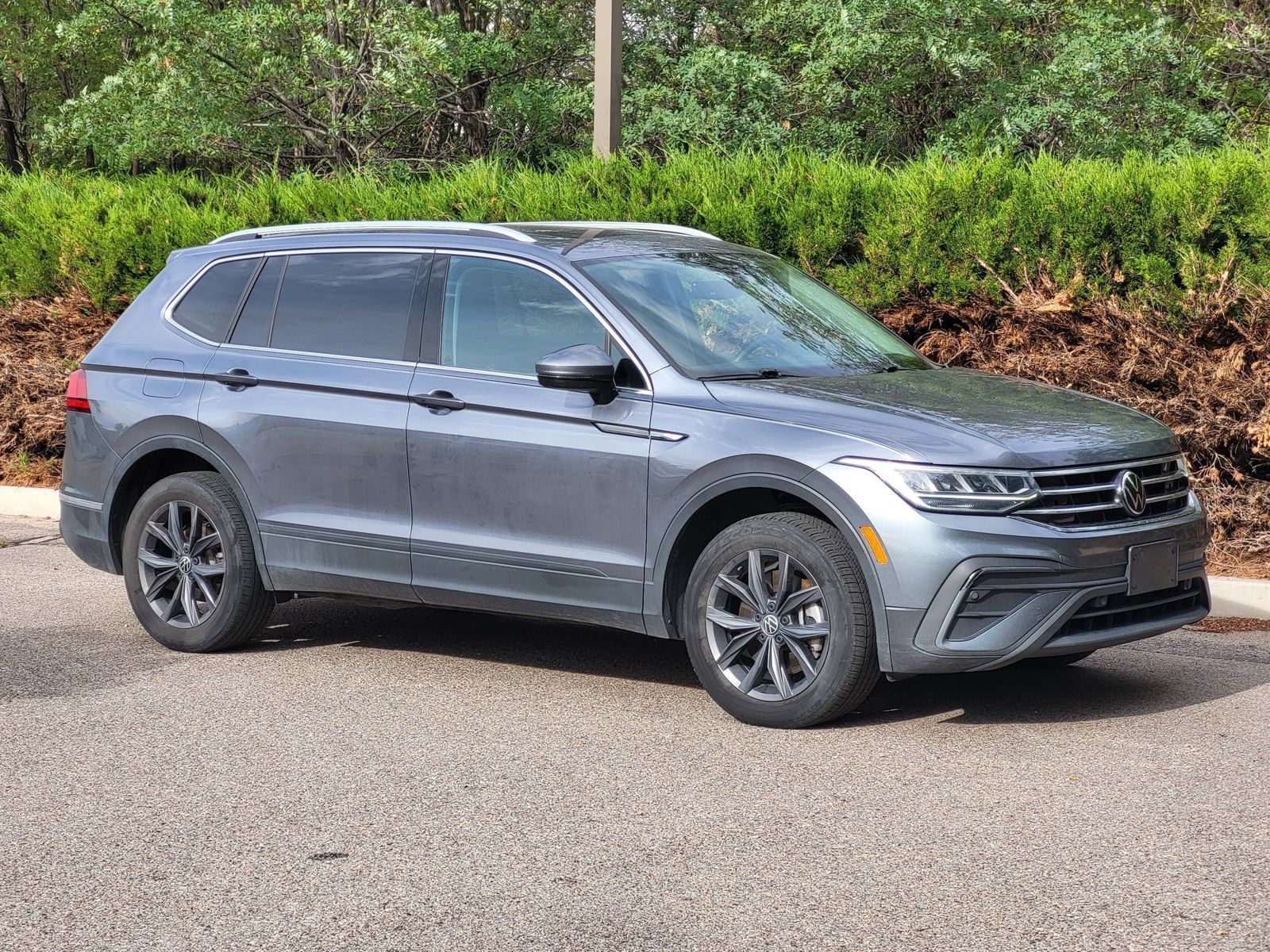 Used 2023 Volkswagen Tiguan SE w/ Panoramic Sunroof Package AWD/4WD image 3