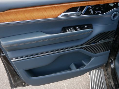 Used 2022 Jeep Grand Wagoneer Series II w/ Flexible Seating Group AWD/4WD image 21