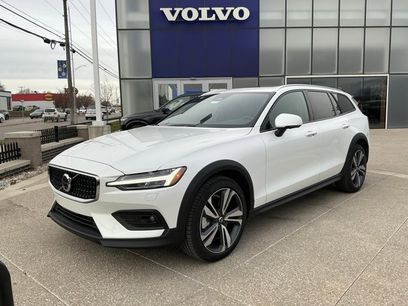New 2026 Volvo V60 B5 Cross Country Plus w/ Climate Package
