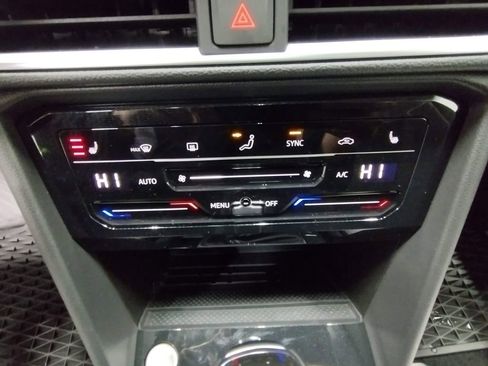 Used 2025 Volkswagen Taos SE image 32