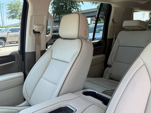 Used 2022 GMC Yukon XL Denali AWD/4WD image 16