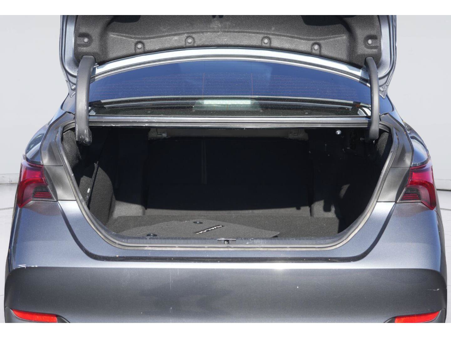 Used 2019 Toyota Avalon XLE w/ Moonroof Package FWD image 32