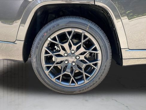 New 2026 Jeep Grand Cherokee L Summit w/ Obsidian Package AWD/4WD image 38
