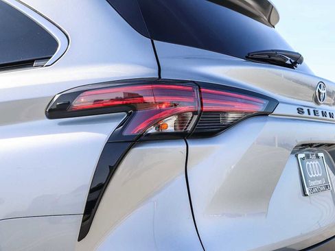 Used 2022 Toyota Sienna XLE image 12