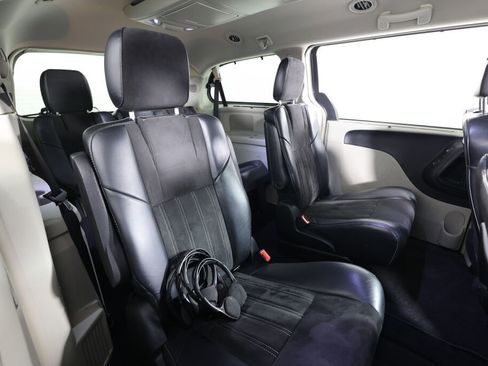 Used 2014 Chrysler Town & Country Touring-L image 20