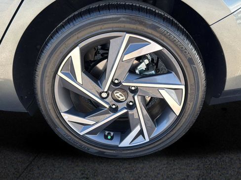 Used 2025 Hyundai Elantra Limited image 21