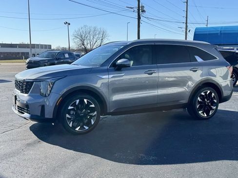 Used 2025 Kia Sorento EX w/ Panoramic Sunroof Package image 3