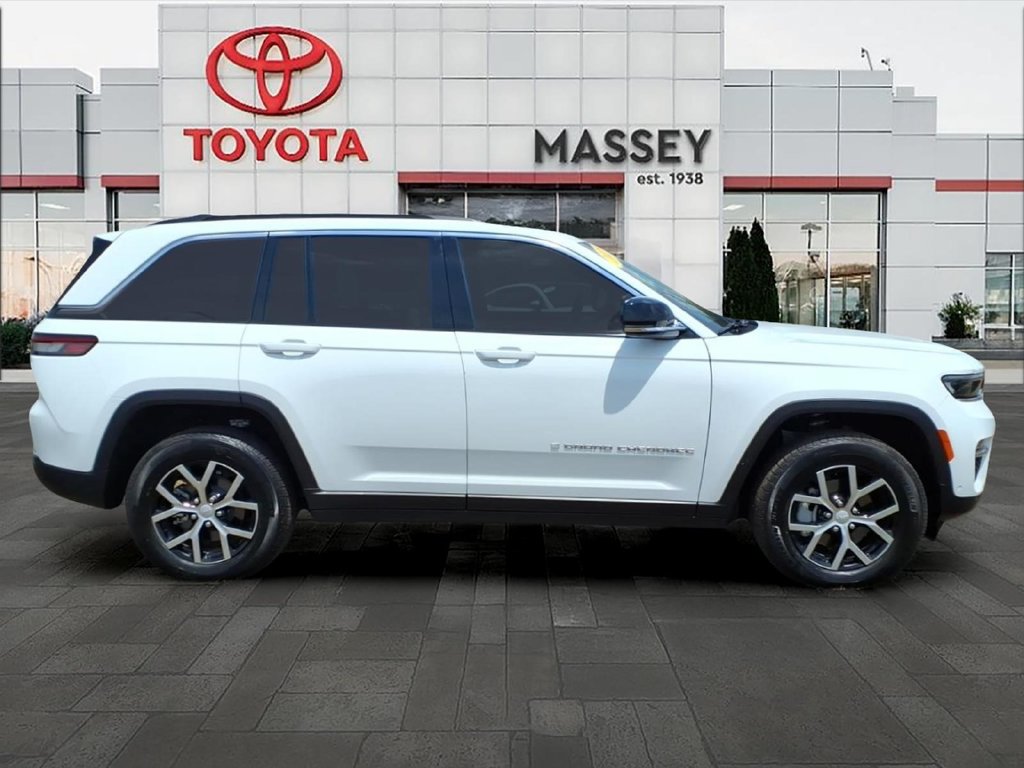 Used 2025 Jeep Grand Cherokee Limited w/ Luxury Tech Group II AWD/4WD image 3
