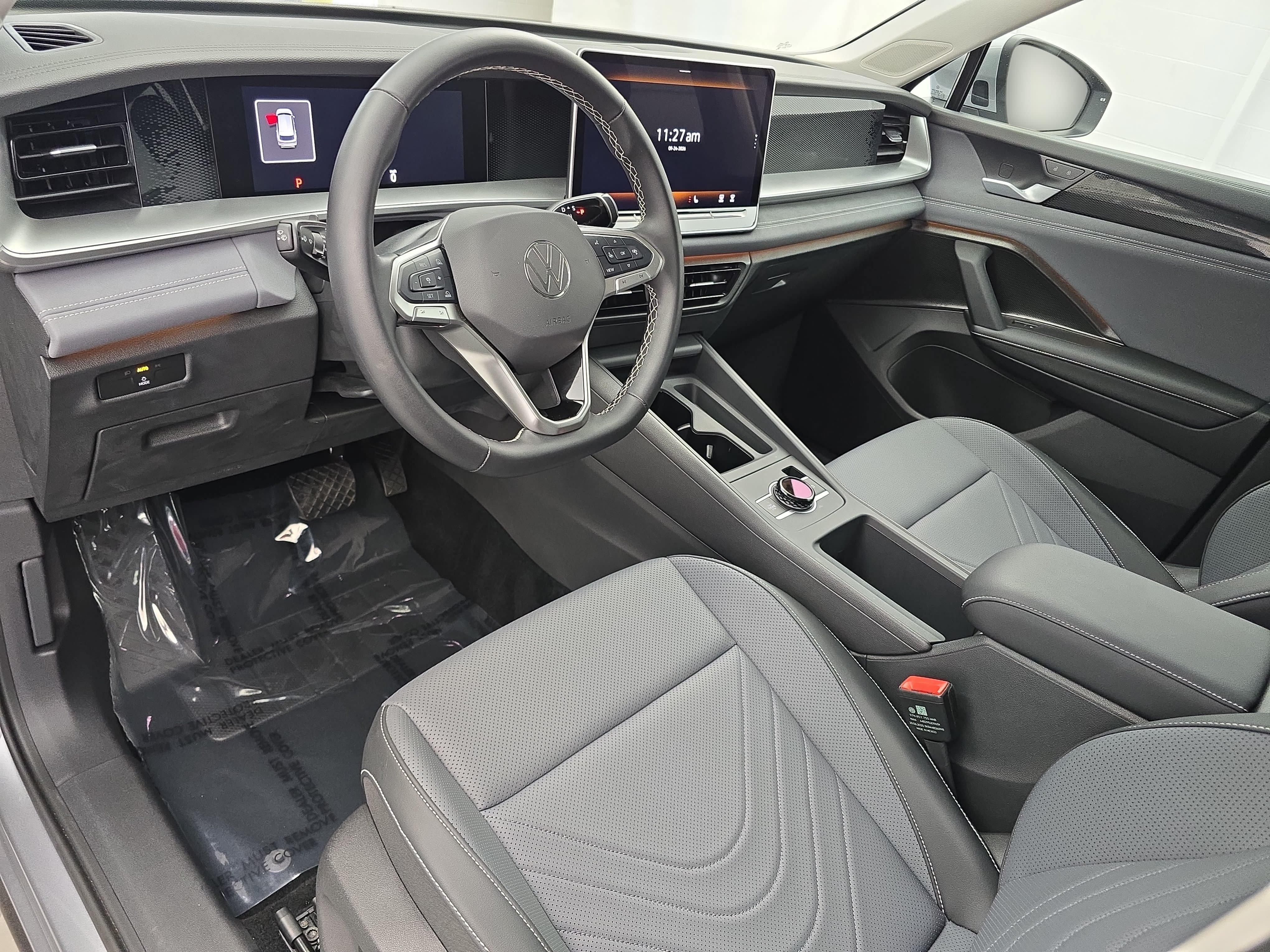 Used 2025 Volkswagen Tiguan SE AWD/4WD image 16